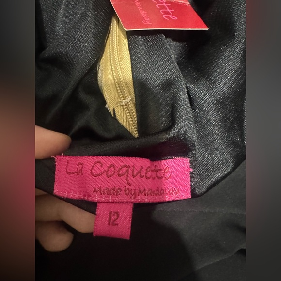 Elegant One-Shoulder Black Dress with Embellished Shoulder - Picture 4 of 5